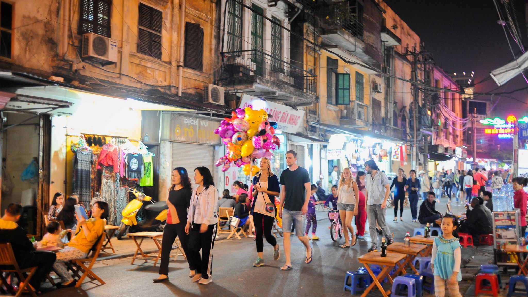 Tourists in Hanoi Old Quarter