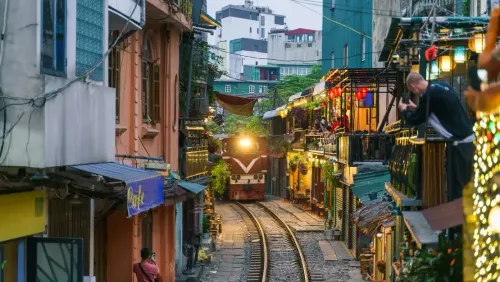 Hanoi city tour the trains treet